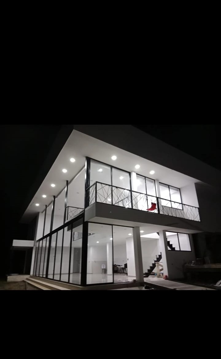 CASA EN ESTRUCTURA METALICA Y CERRAMIENTO EN VIDRIO